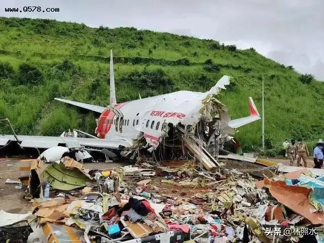 东航载132人客机坠毁，132人还有生还可能吗？