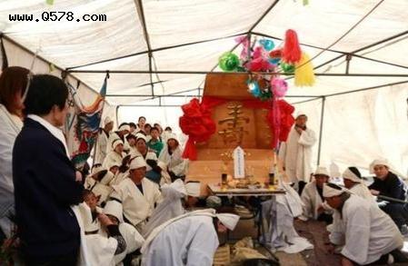 农村老人出殡的棺材为何要十几人抬？