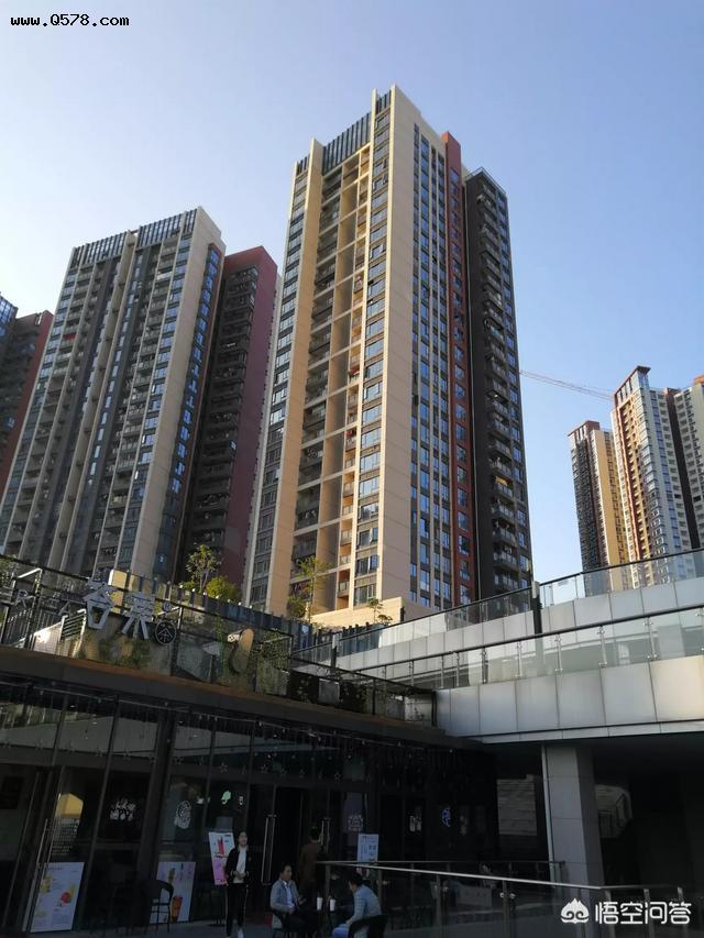经过多年发展，深圳现已面临地荒的窘境，房价也居高不下，深圳未来发展该走向何方？