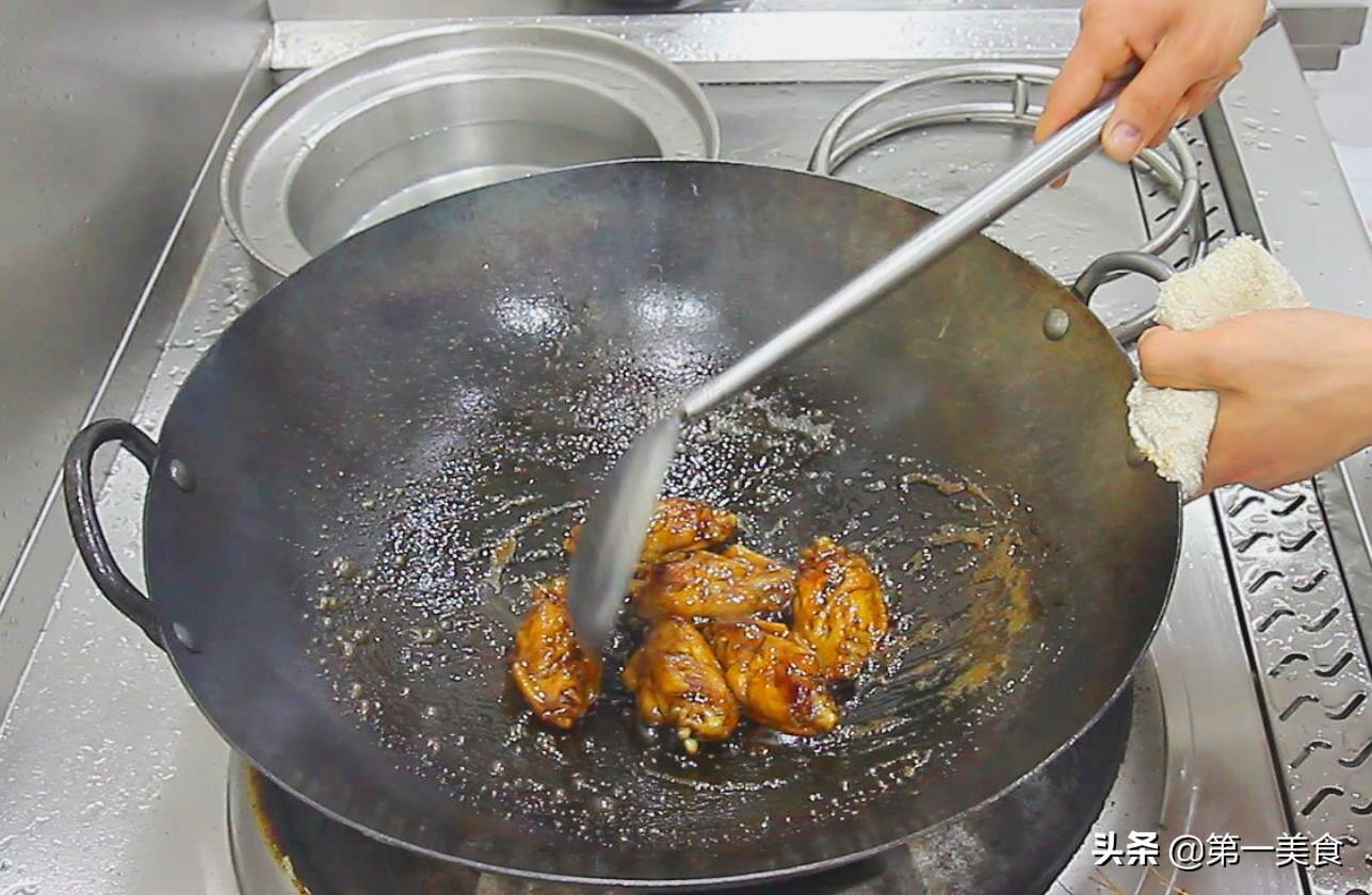 厨师长分享“可乐鸡翅”的做法，香浓滑嫩，软烂脱骨，好吃不油腻