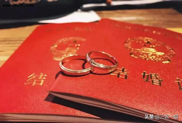 东航坠机现场发现十几本结婚证，为什么那么多人带结婚证上飞机？