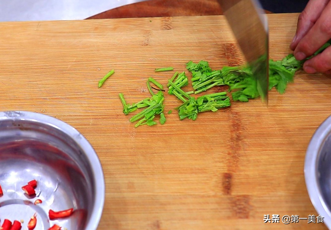黄花菜怎么做好吃又简单【清脆爽口的凉拌黄花菜做法】