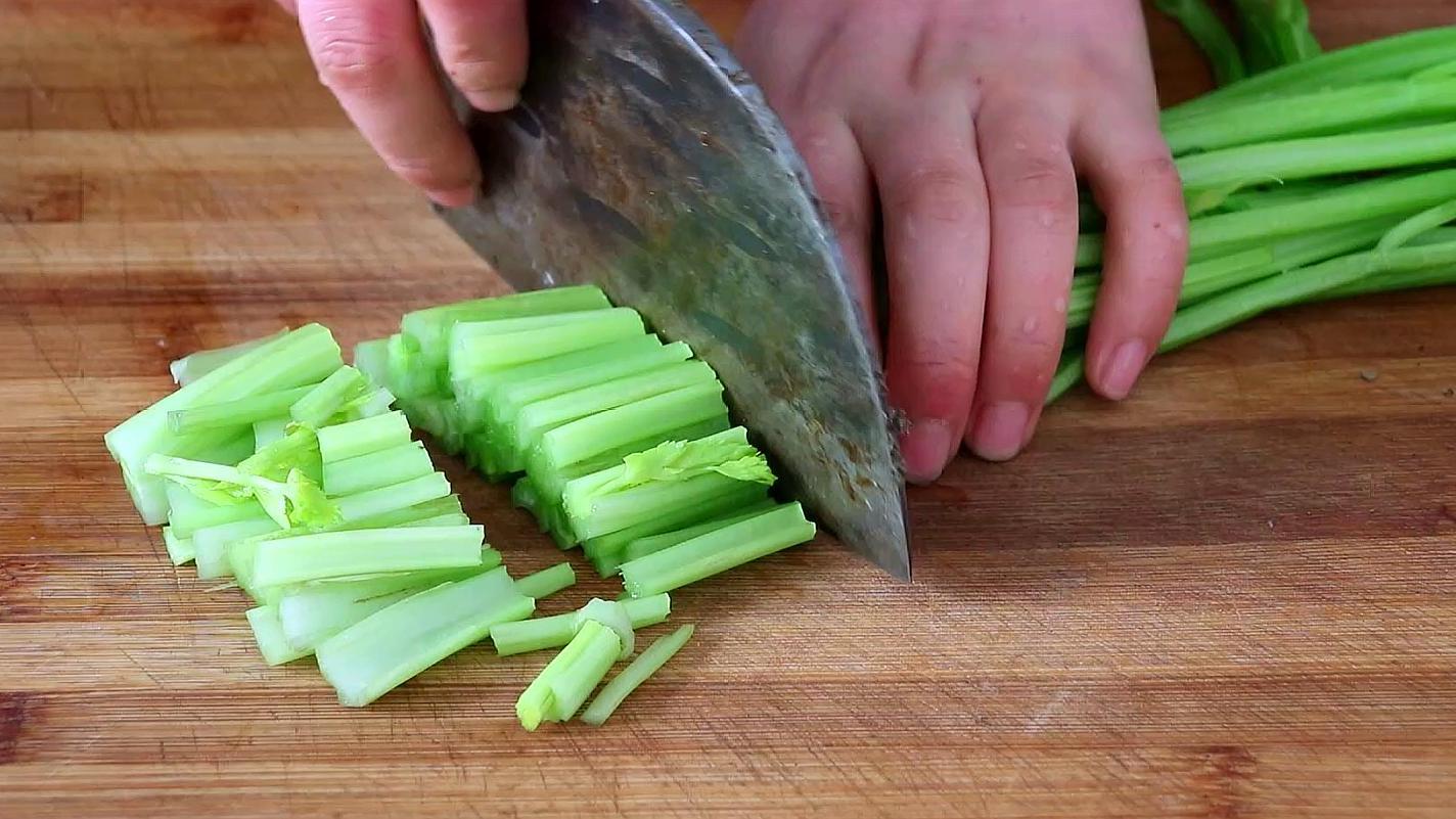 芹菜的做法和步骤「好吃开胃的凉拌芹菜制作教程」