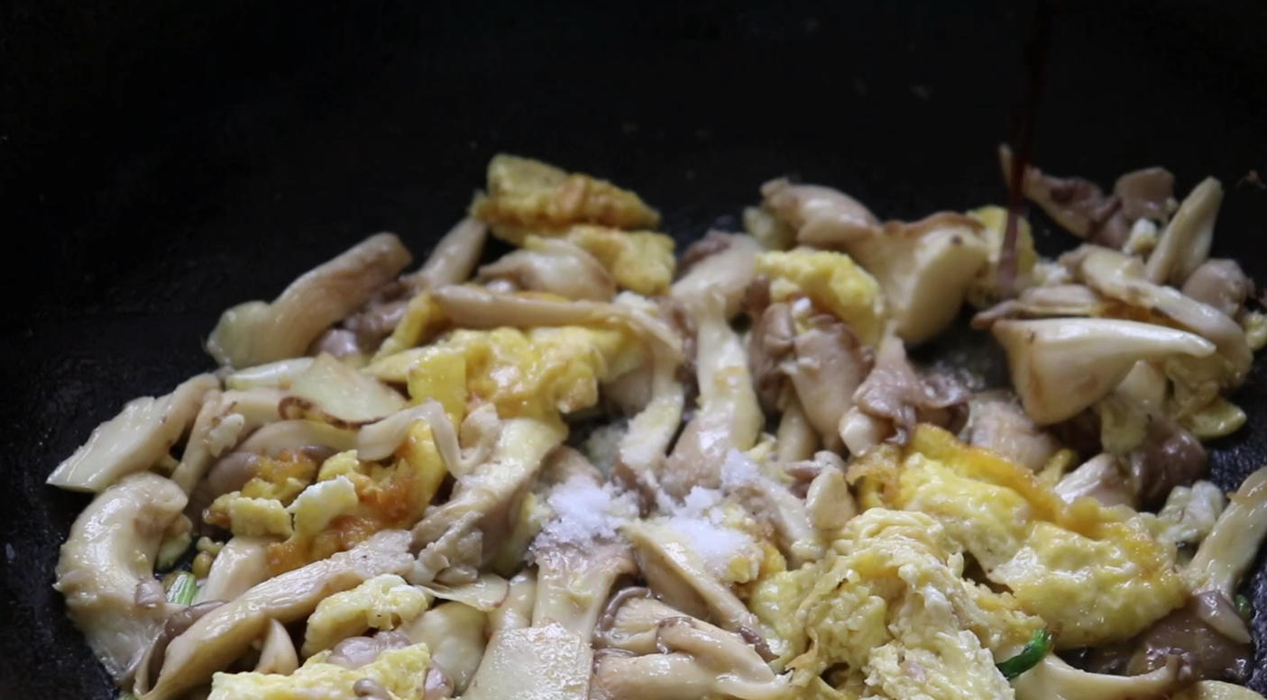 蘑菇怎么做好吃又简单「平菇炒蛋的做法步骤」
