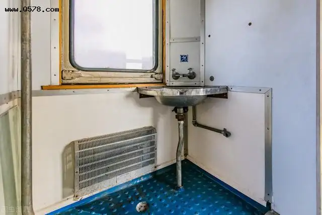 火车厕所排泄物直通轨道，为何轨道不发臭呢？