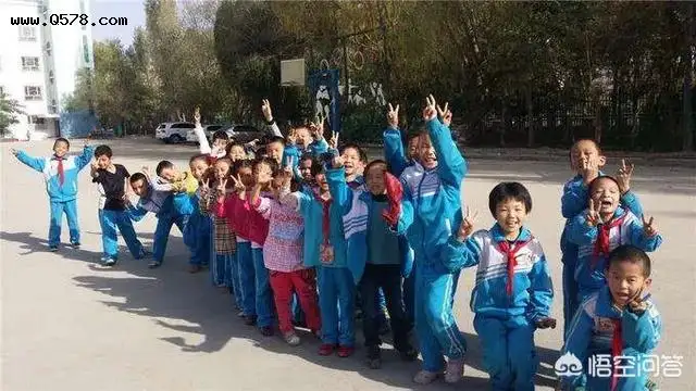 外地户口的孩子在北京上完小学后回老家上初中，孩子的成绩会跟不上吗？这会对孩子造成较大的心理落差吗？