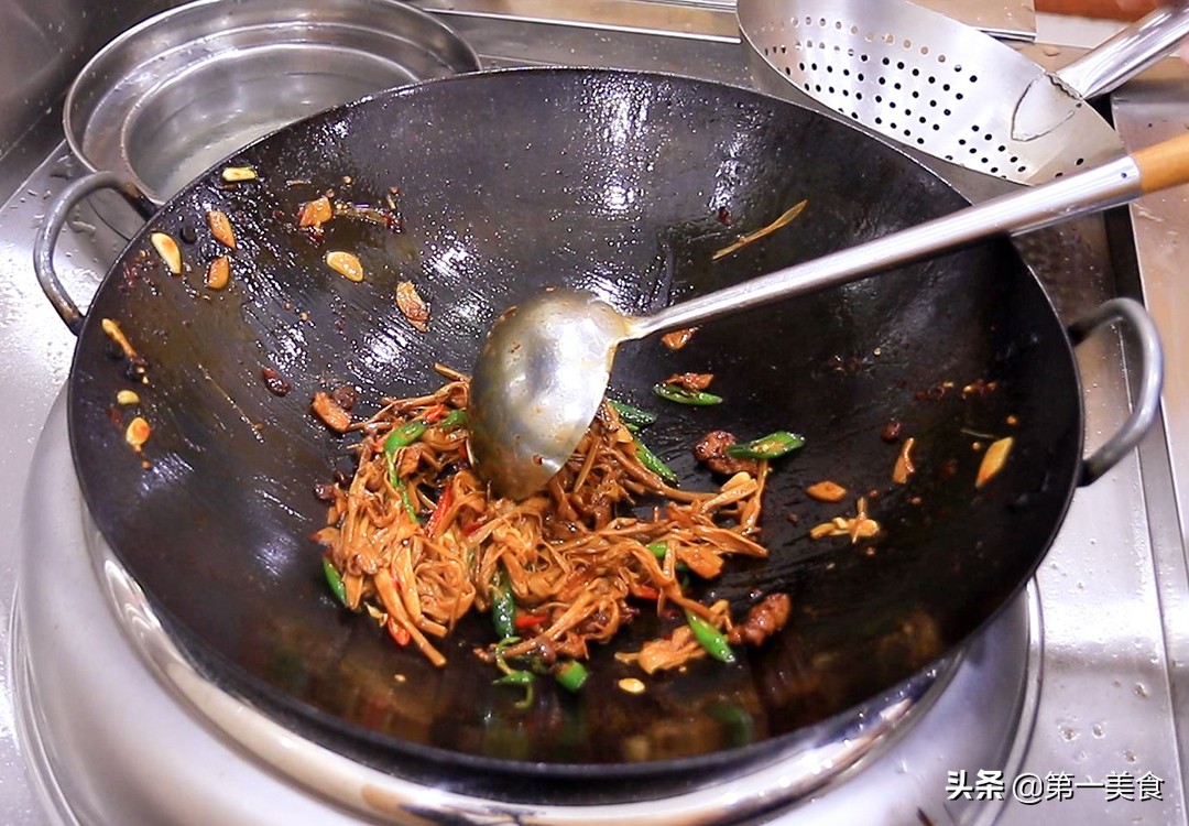 干黄花菜怎么做好吃又简单易学【黄花菜炒肉的做法和步骤】