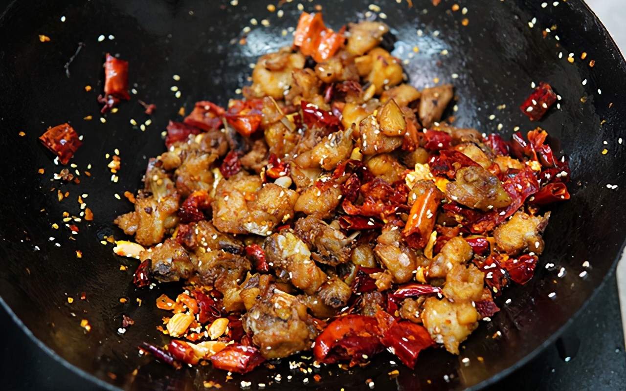 家常菜香酥辣子鸡，做法简单，下酒下饭，鸡肉干香入味，越嚼越香