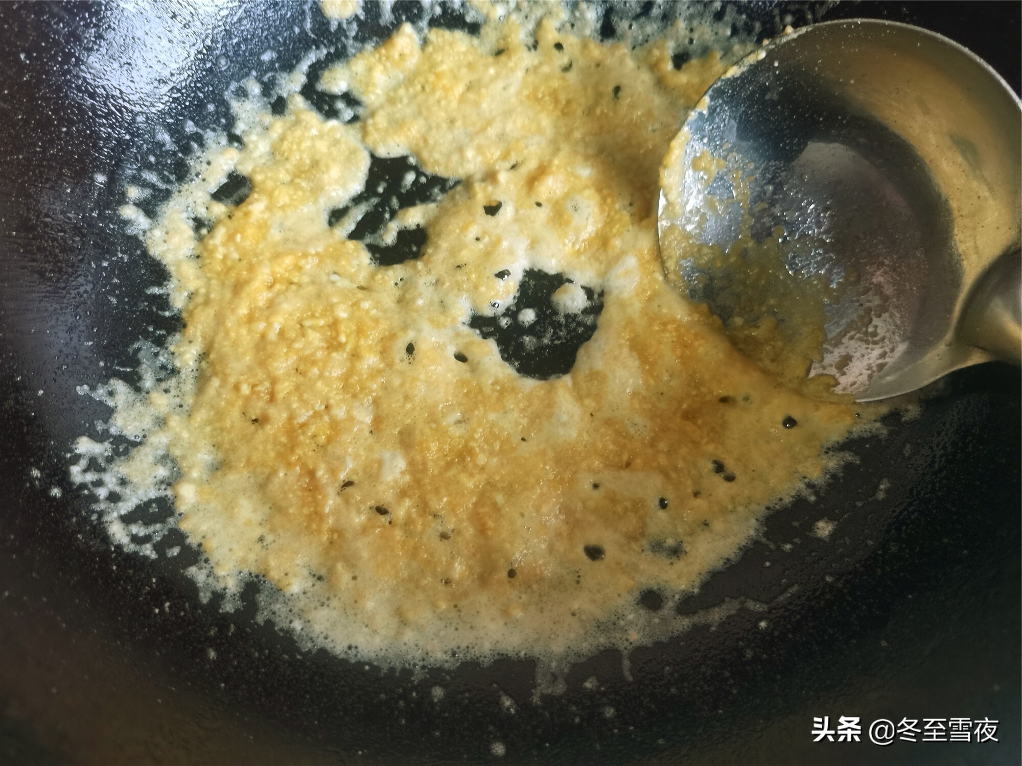 蛋黄焗南瓜的小窍门，吃着外酥里糯，不回软，这一步骤不能少