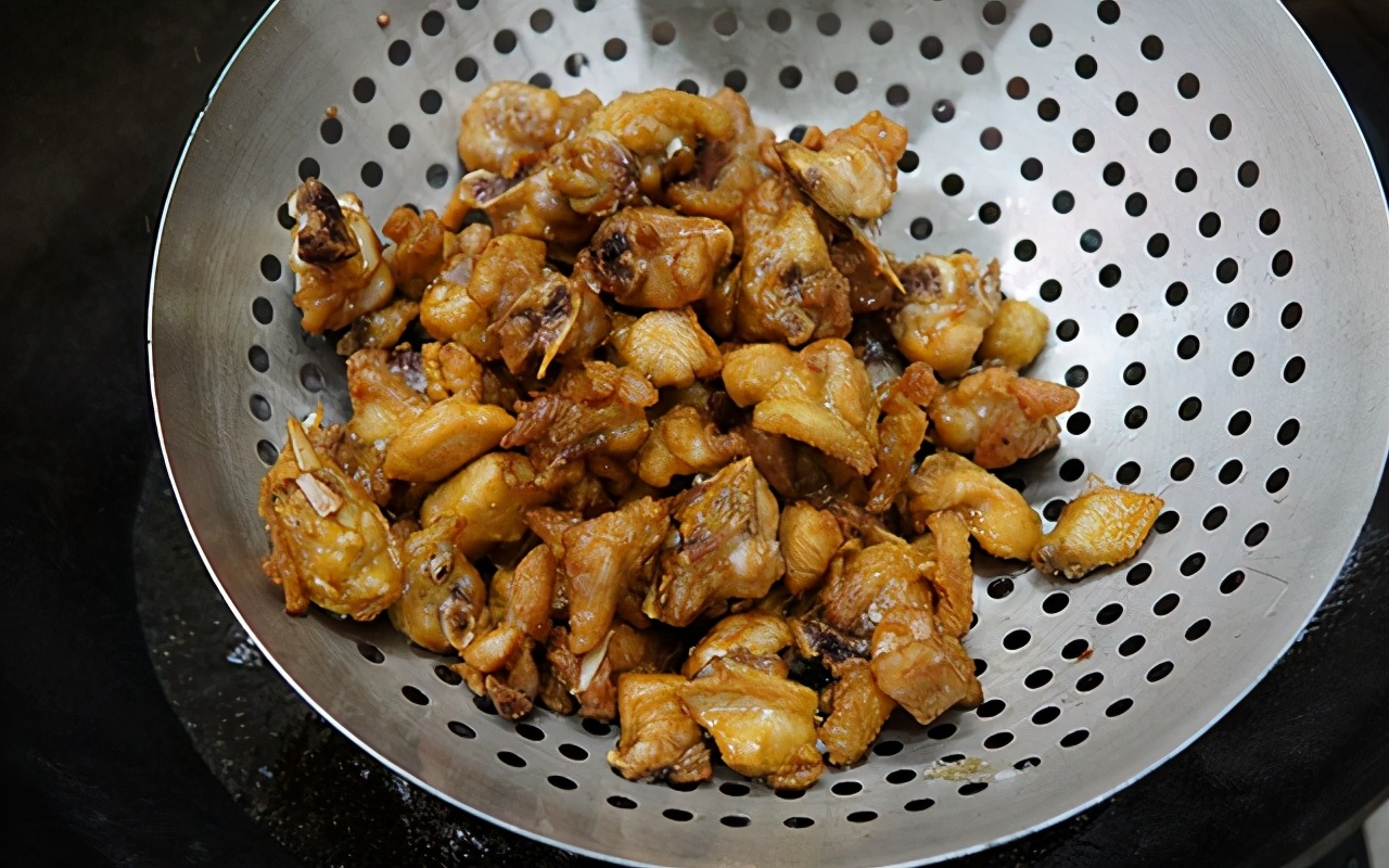 家常菜香酥辣子鸡，做法简单，下酒下饭，鸡肉干香入味，越嚼越香