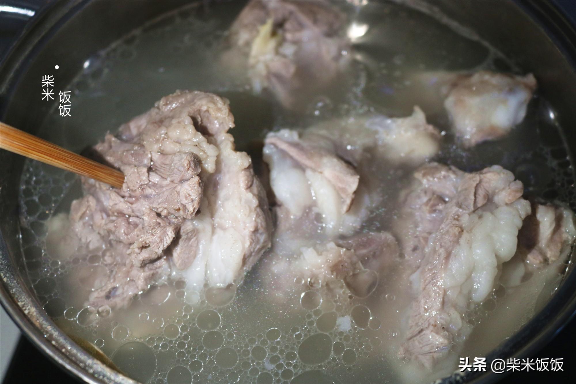 天冷了，炖一锅羊肉汤暖暖身，做法很简单，鲜香无腥味