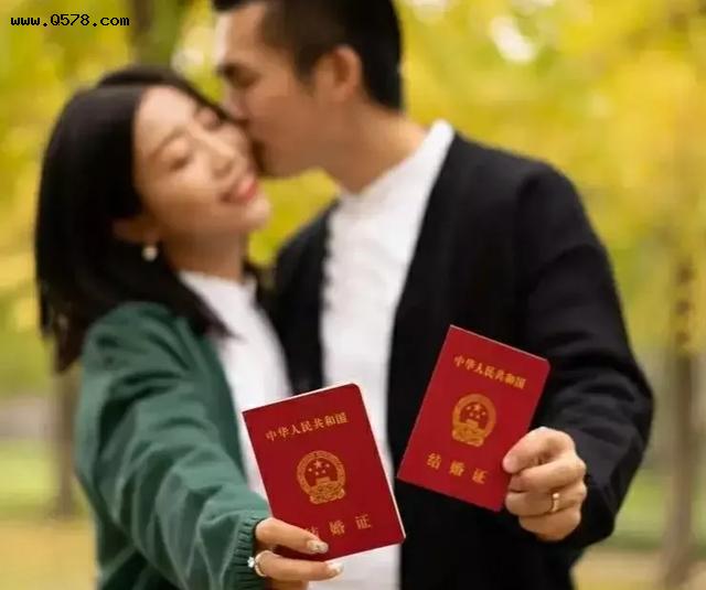 东航坠机现场发现十几本结婚证，为什么那么多人带结婚证上飞机？