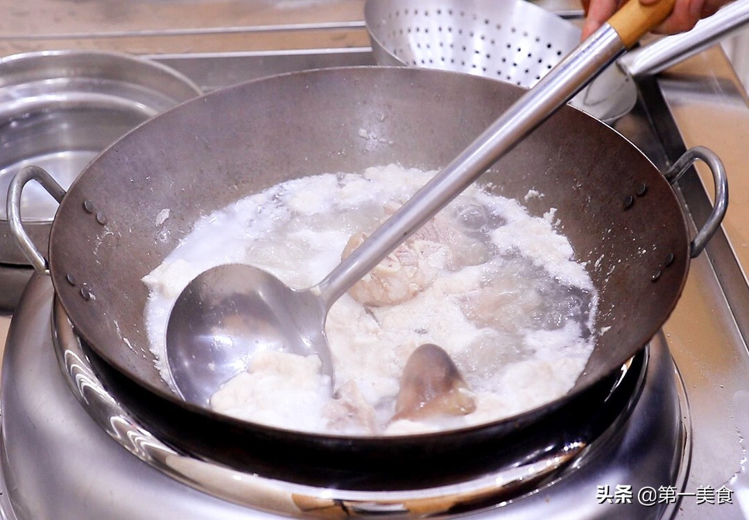 大厨分享熬骨头汤的家常做法，炖之前多做这一步，汤汁浓白鲜美