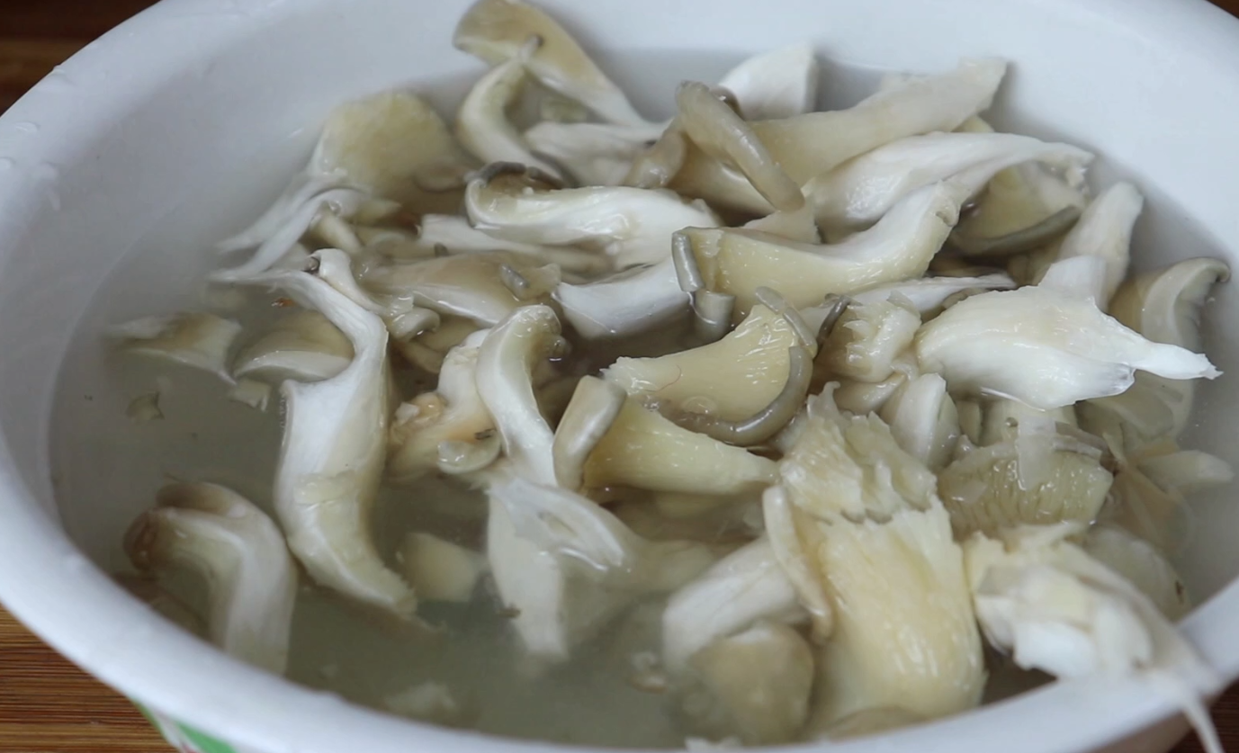 蘑菇怎么做好吃又简单「平菇炒蛋的做法步骤」