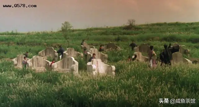 星爷电影（审死官）结局，一家人相聚在墓地，全家都被杀了吗？