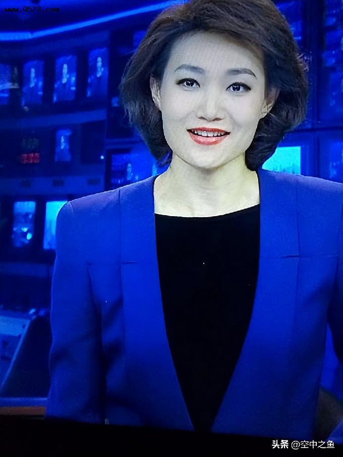 新闻联播主持人李梓萌，摘掉头套美到认不出，与镜头前差别太大