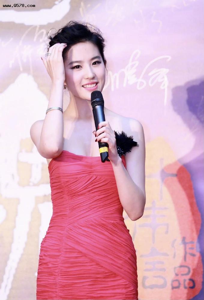 刘亦菲真懂打扮，用桃红色的礼裙搭配羽毛胸针，却意外显得很优雅