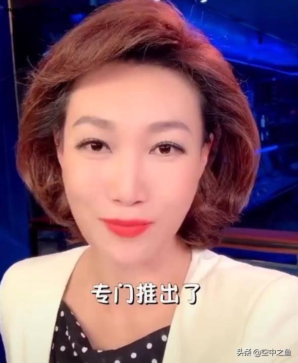 新闻联播主持人李梓萌，摘掉头套美到认不出，与镜头前差别太大