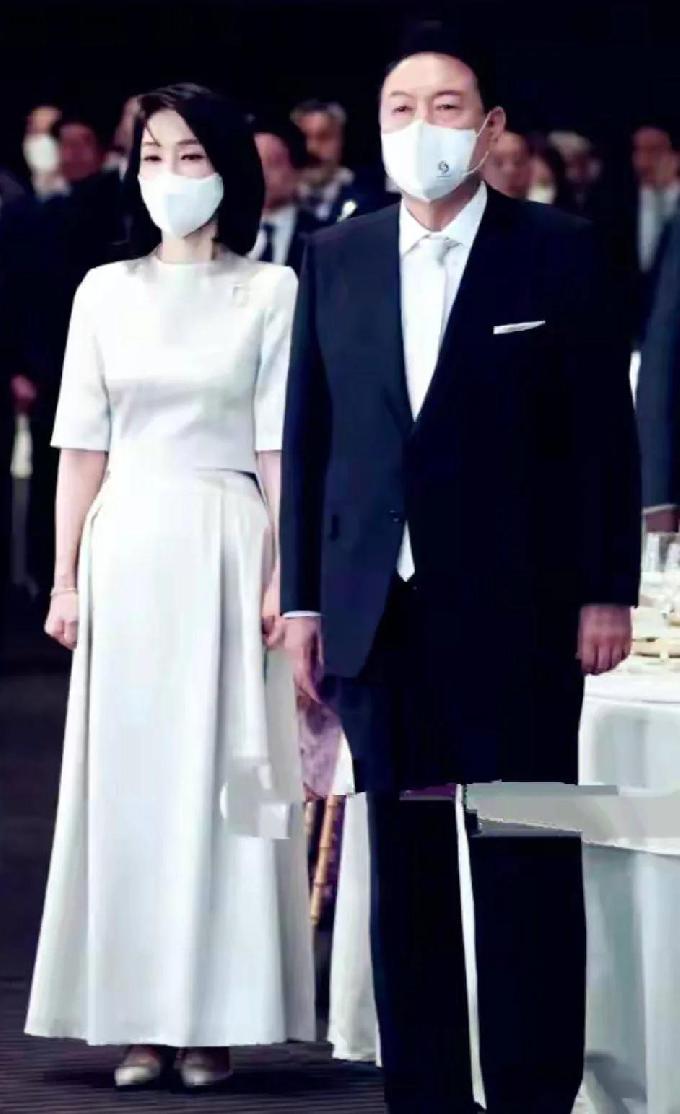 韩国新晋第一夫人的穿搭，让人赏心悦目，原来制服也可以这样美