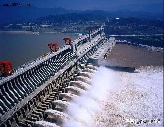 如果把三峡大坝加高10米，截留更多的洪水，可行吗？