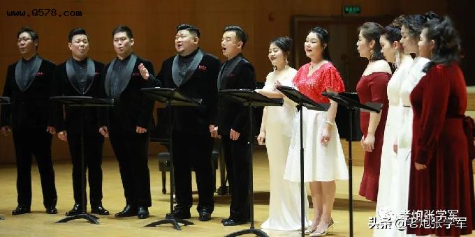北京音乐厅，台上台下一起唱着“那些年我们一起唱过的歌”