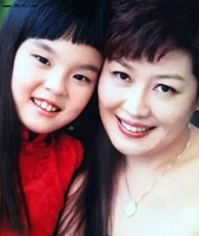 李咏去世4年，妻子卡点发文为其庆冥诞，女儿脖子上的项链亮了