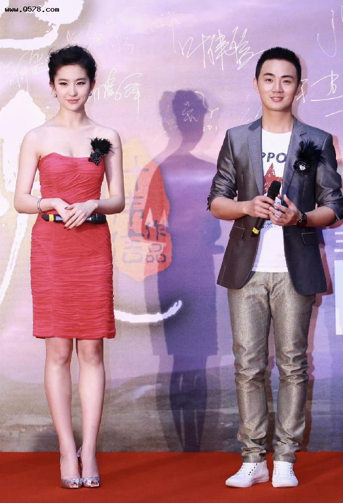 刘亦菲真懂打扮，用桃红色的礼裙搭配羽毛胸针，却意外显得很优雅