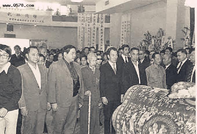 1973年李小龙去世，运回美国时棺椁破裂、漏液，42年后丁佩谈死因