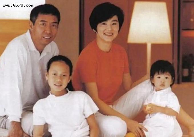 后妈林青霞陪5岁孙女打麻将，28年过去将她衣服扔掉的继女怎样了