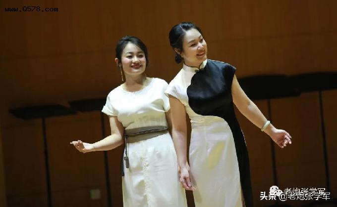 北京音乐厅，台上台下一起唱着“那些年我们一起唱过的歌”