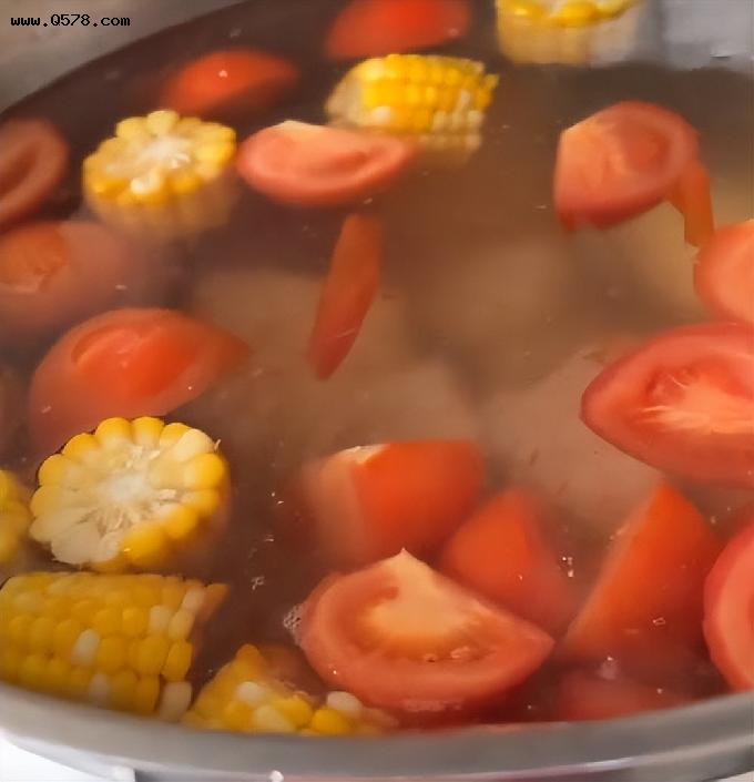 张柏芝给3个儿子做菜：两锅玉米西红柿汤，一家人估计吃不完