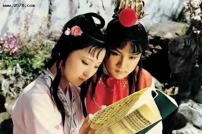 欧阳奋强发文纪念《红楼梦》播出35周年，晒出与陈晓旭昔日的合影
