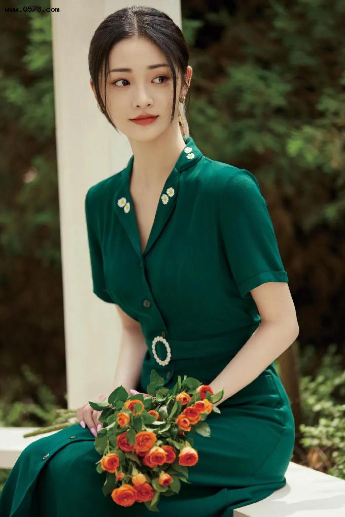 周洁琼身穿墨绿长裙手持鲜花，恰似知性温柔的公主