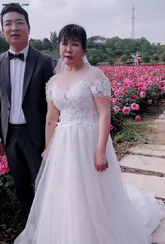 46岁余秀华与90后男友拍婚纱照，浓妆艳抹太吓人，身材臃肿疑怀孕