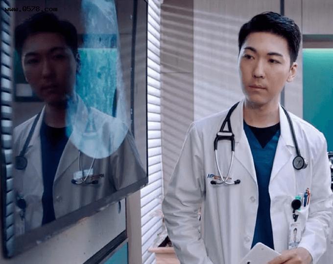 40岁“御用医生”宣布离巢，在TVB工作13年，入娱乐圈前是真医生