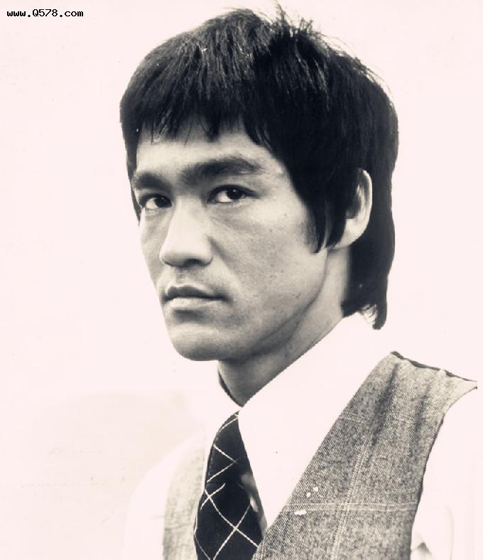 1973年李小龙去世，运回美国时棺椁破裂、漏液，42年后丁佩谈死因