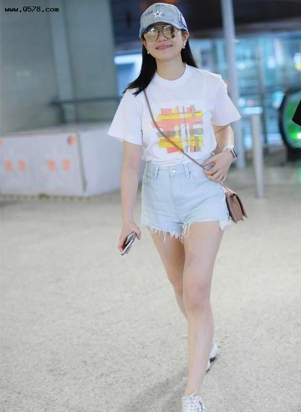 真替陈妍希高兴，38岁的她终于摆脱微胖标签，穿白T短裤变少女