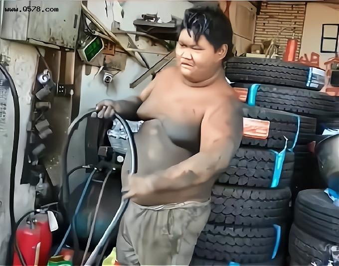 湖南19岁胖男孩做修车工，不买衣服省吃俭用，只为当榜一大哥