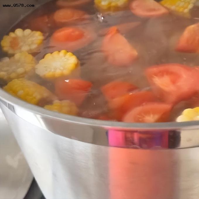张柏芝给3个儿子做菜：两锅玉米西红柿汤，一家人估计吃不完