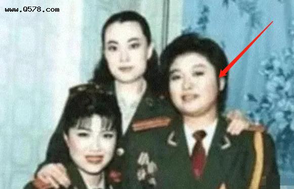 韩红老师大学时期照片流出，五官精致发型干练，曾经是军艺校花