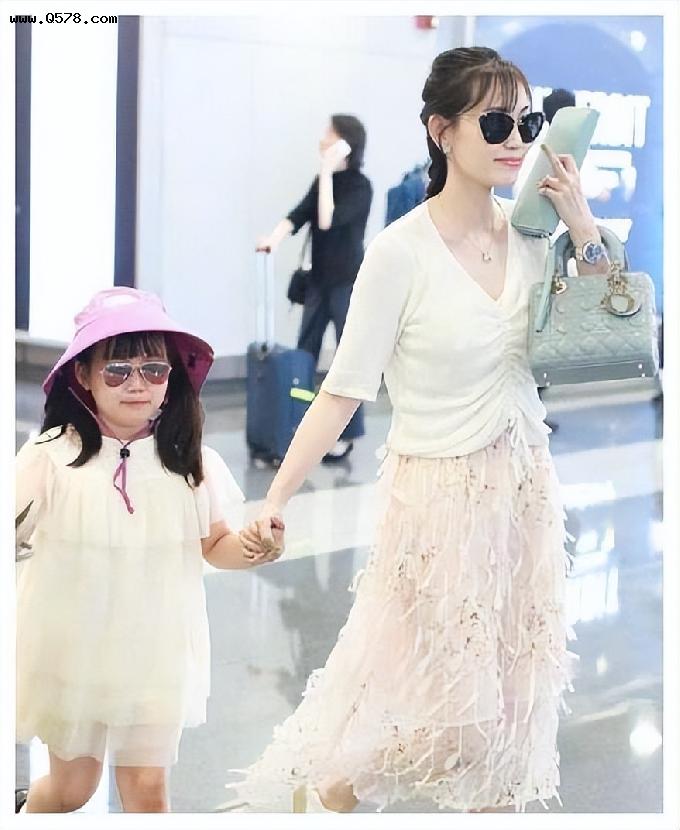 高调的马蓉依旧爱炫，与女儿时尚机场照，两母女墨镜不离身！酷
