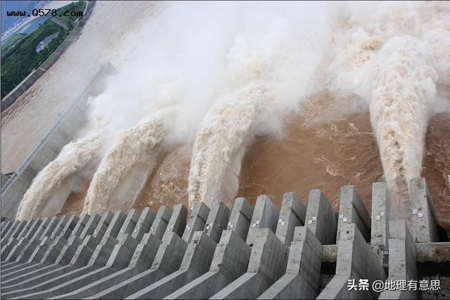 如果把三峡大坝加高10米，截留更多的洪水，可行吗？