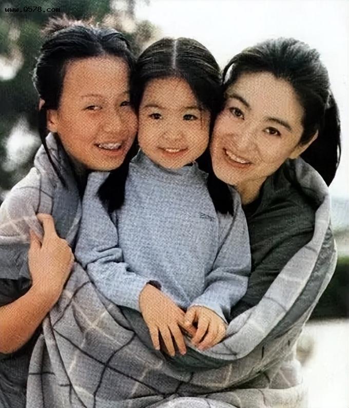 后妈林青霞陪5岁孙女打麻将，28年过去将她衣服扔掉的继女怎样了