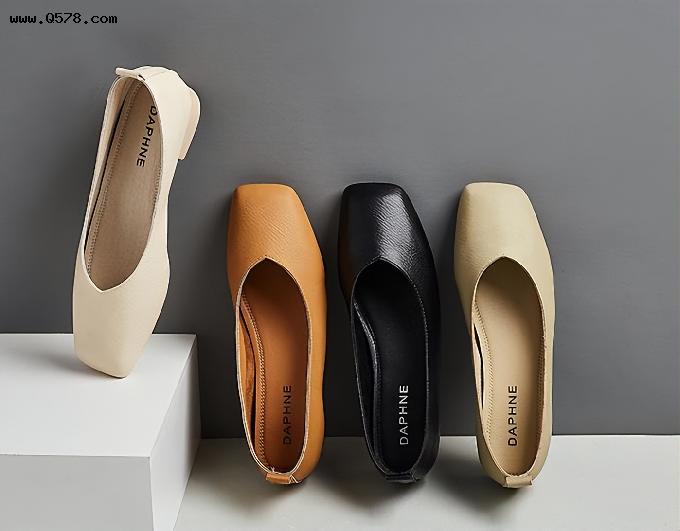 今春时髦的“法式奶奶鞋”又火了，比运动鞋舒适、比高跟鞋优雅