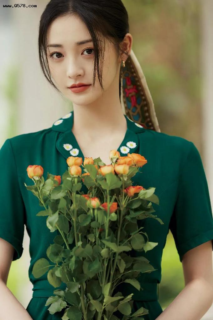 周洁琼身穿墨绿长裙手持鲜花，恰似知性温柔的公主