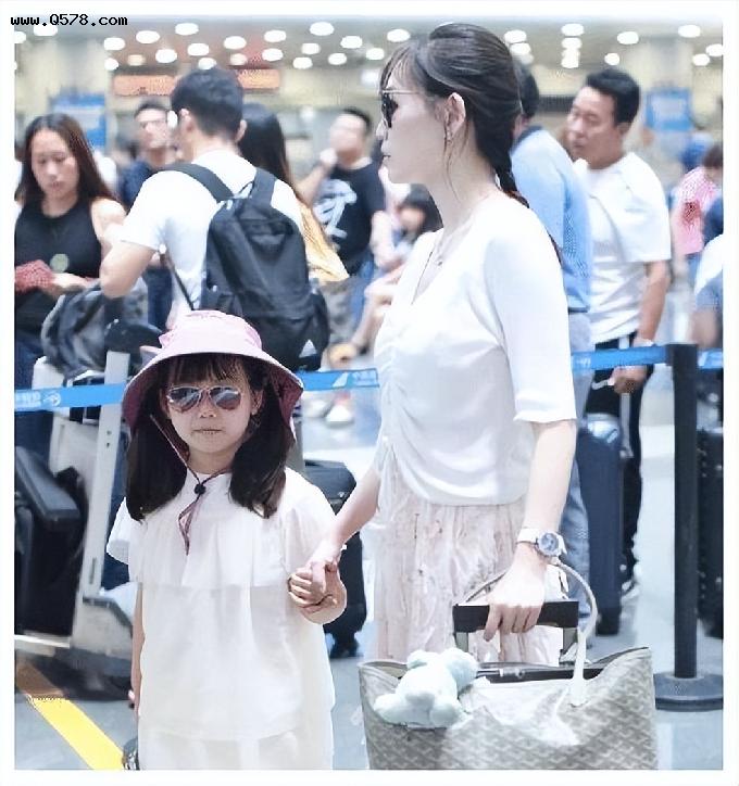 高调的马蓉依旧爱炫，与女儿时尚机场照，两母女墨镜不离身！酷