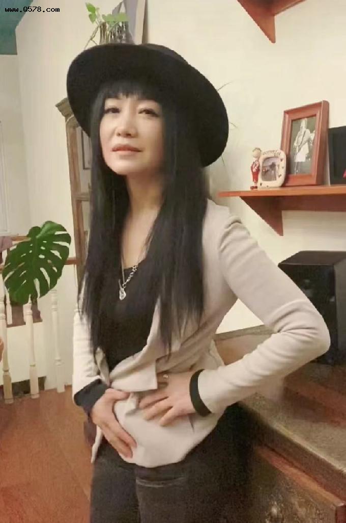 53岁斯琴格日乐暂居日本，一头短发素颜发福变化大，晒照手舞足蹈