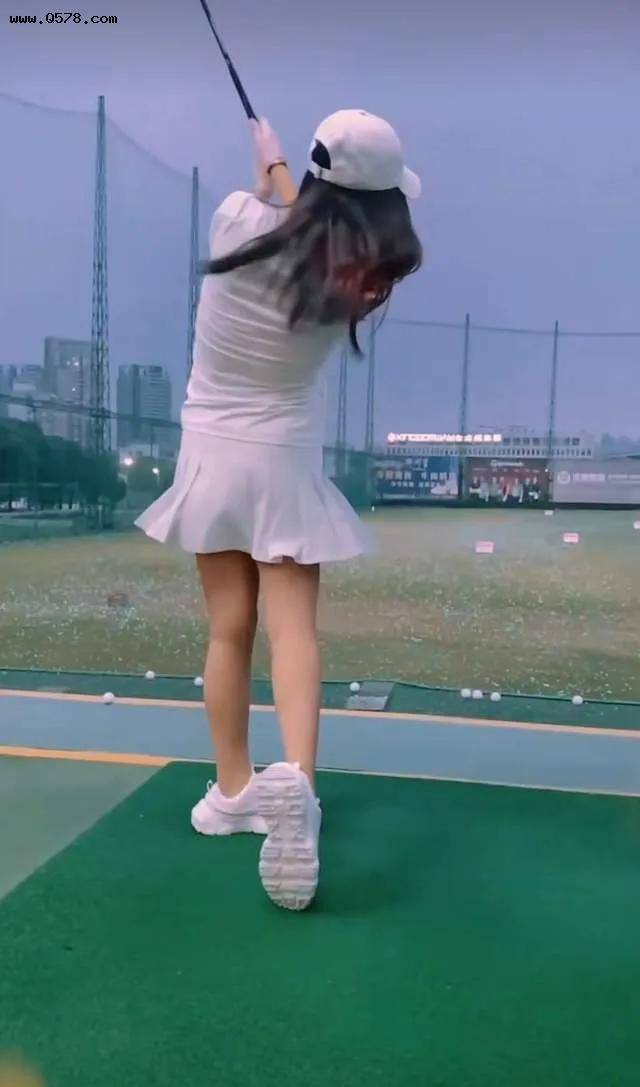 王诗龄穿白色短裙打高尔夫球，动作娴熟有名媛范