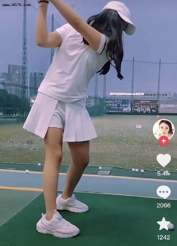李湘晒女儿打高尔夫，王诗龄姿势专业瘦了好多，王岳伦也发了一样的视频