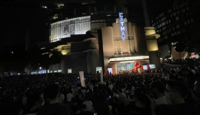 新加坡人人人人人人潮汹涌，3000人席地而坐只为听“中国好声音”